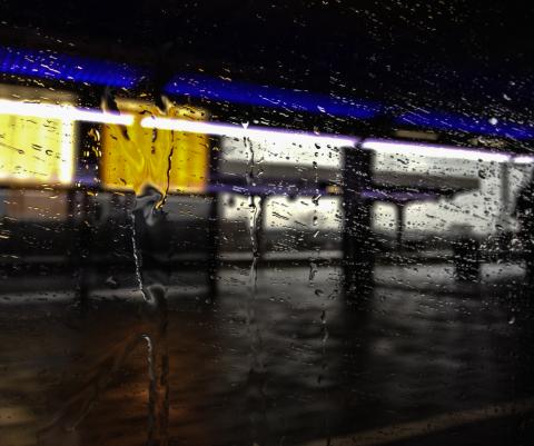 Bahnhof im Regen