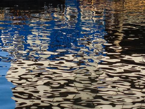 Wasserspiegelungen an der Alster in Hamburg